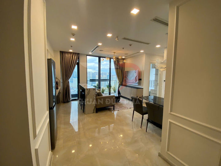 Phòng khách căn hộ cao cấp với sofa, bàn ăn, cửa kính lớn nhìn ra thành phố