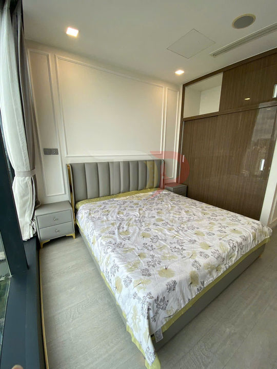 Giường ngủ đôi hiện đại với ga trải hoa nhã nhặn trong phòng ngủ sáng có tủ quần áo gỗ trượt