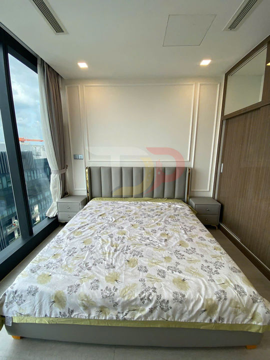 Giường ngủ đôi hiện đại với ga hoa màu sáng cạnh cửa sổ kính lớn trong phòng ngủ sáng sủa