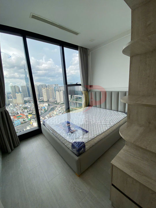 Giường ngủ bọc nệm mới cạnh cửa kính lớn view toàn cảnh thành phố hiện đại