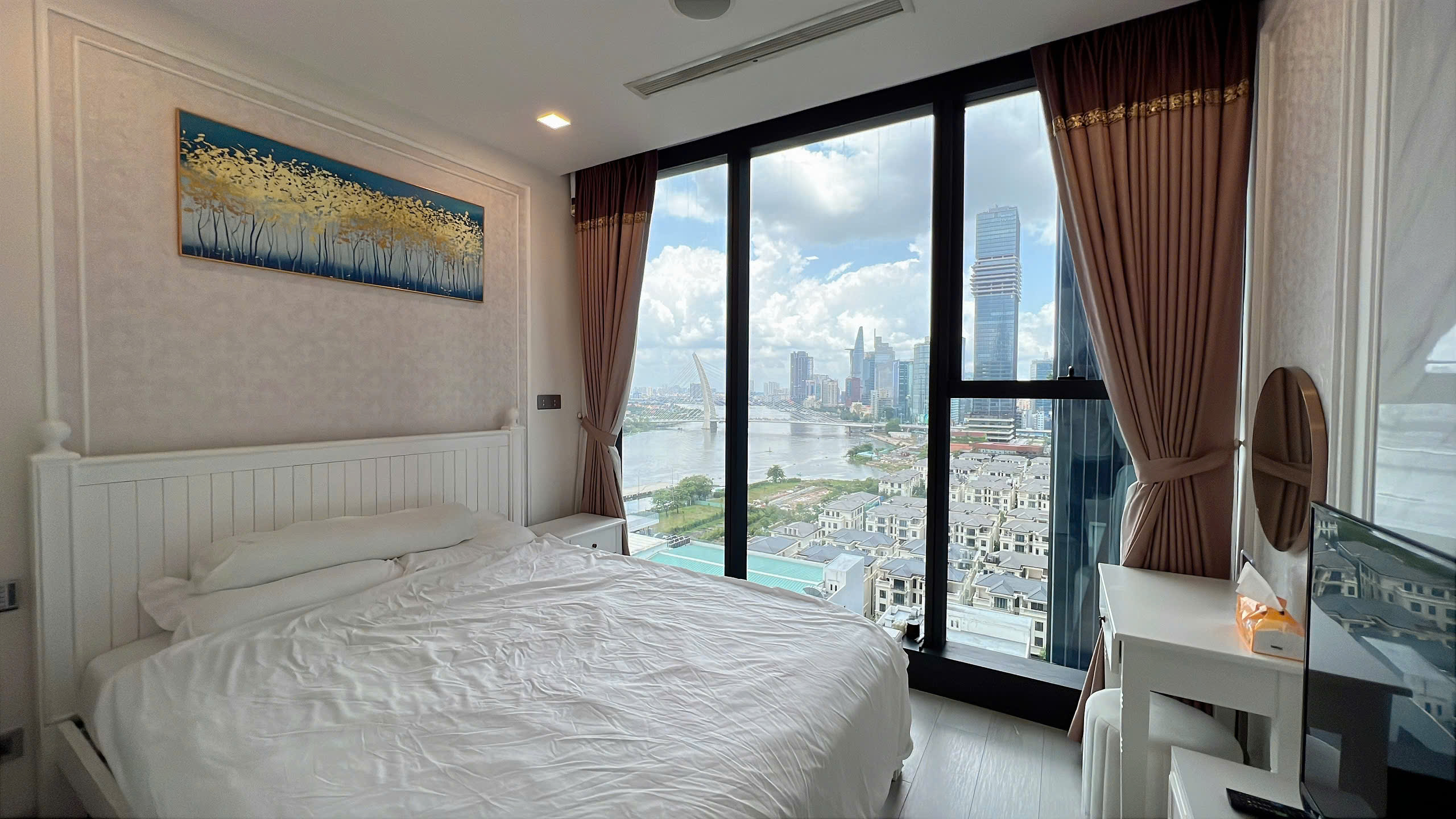 Cho thuê căn hộ 2PN Vinhomes Bason Quận 1