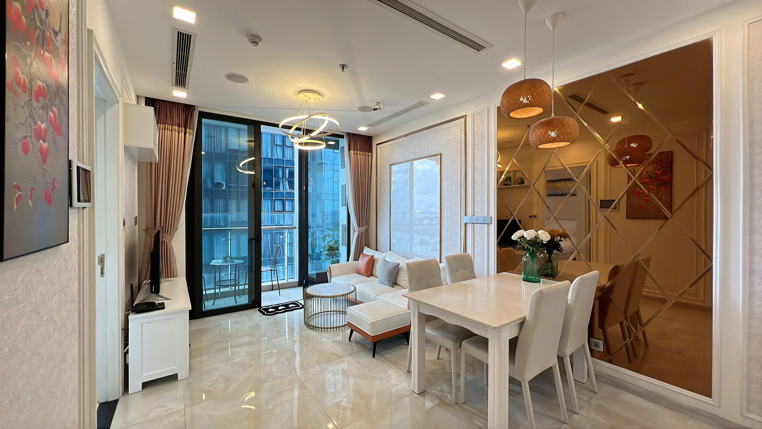 Cho thuê căn hộ 2PN Vinhomes Bason Quận 1