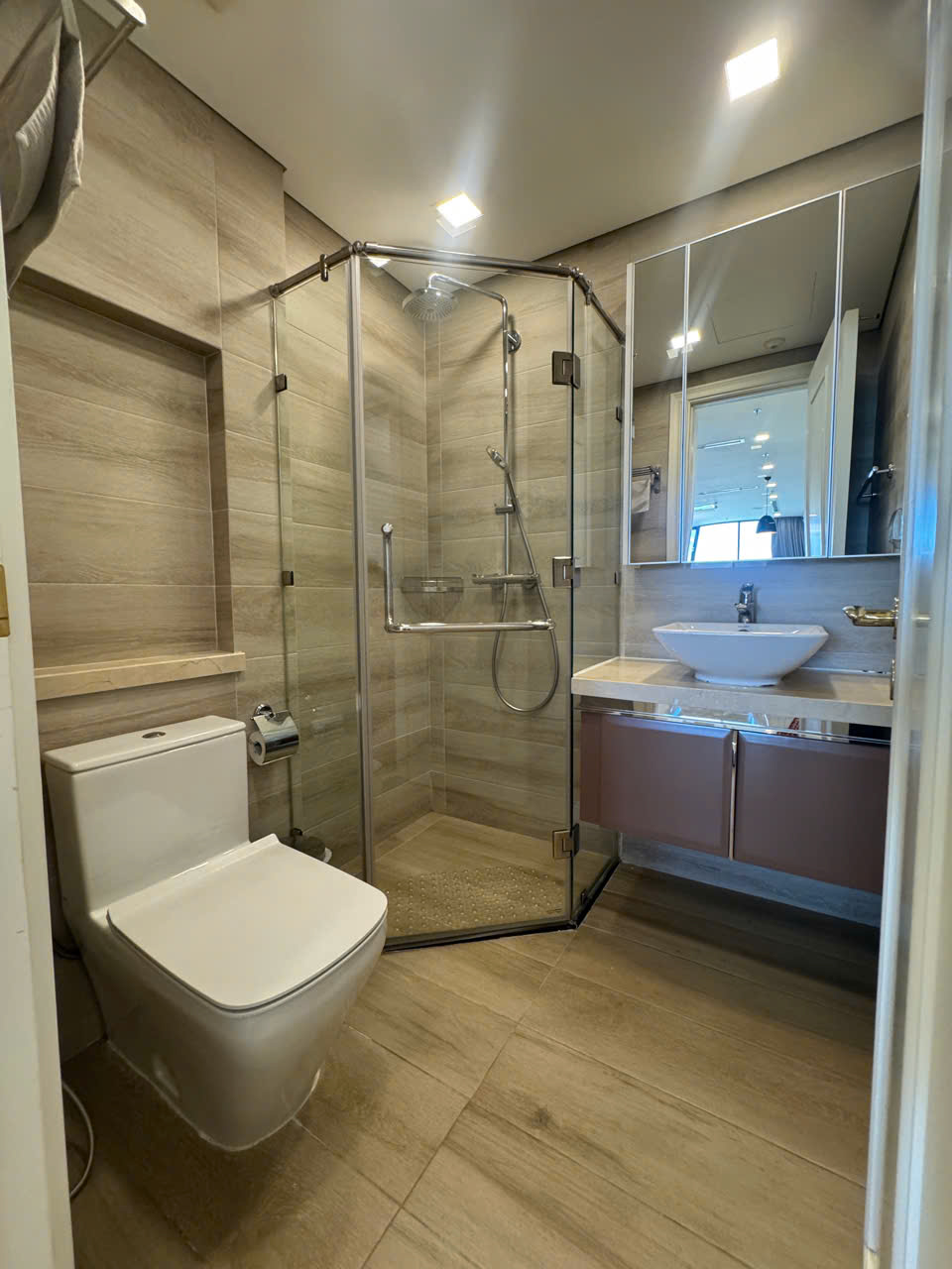 nhà vệ sinh còn lại được sử dụng cho 2 phòng ngủ số 2 và số 3