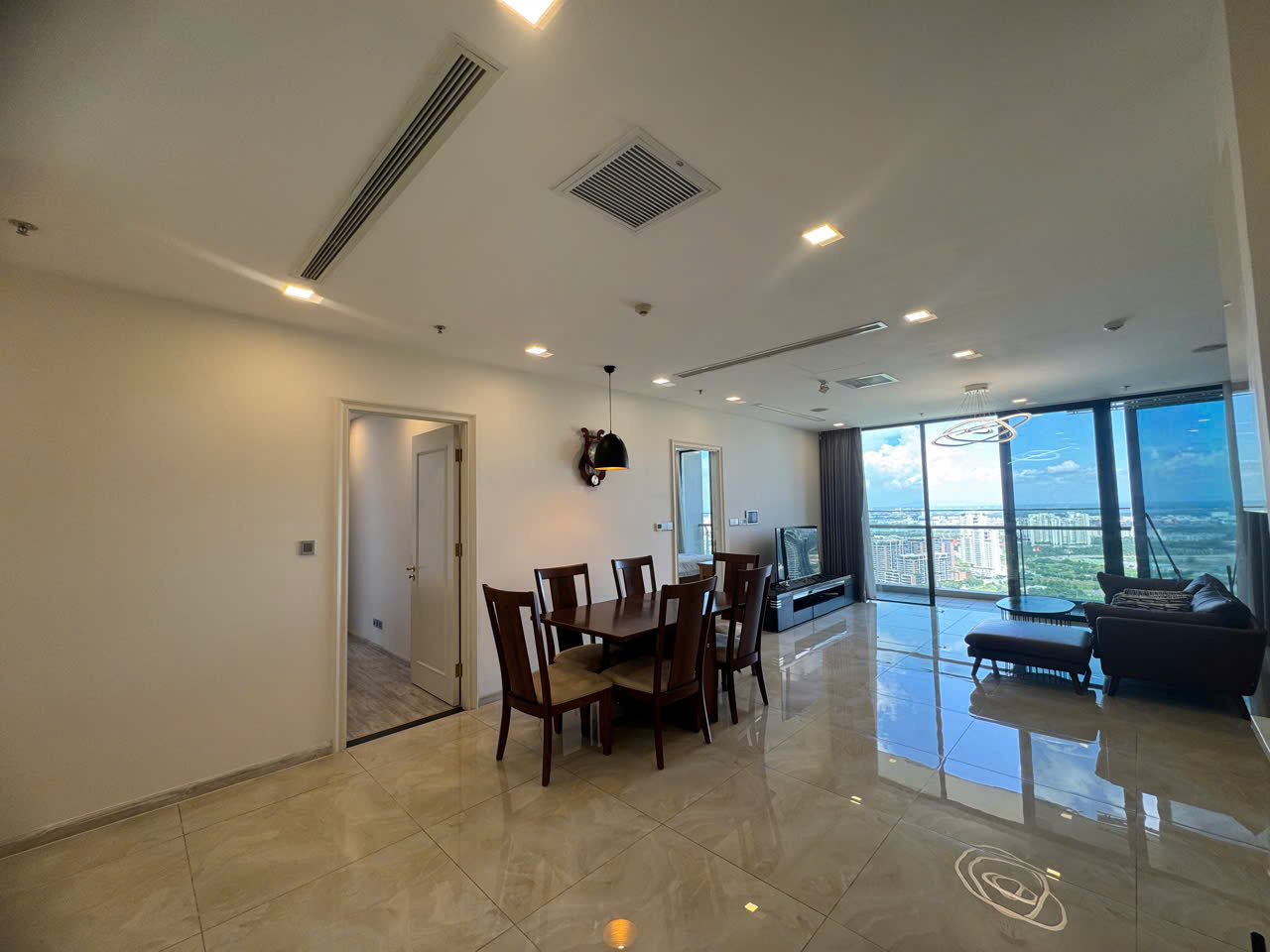 Phòng khách căn hộ 3 phòng ngủ rất rộng có view nhìn trực diện ra sông sài gòn