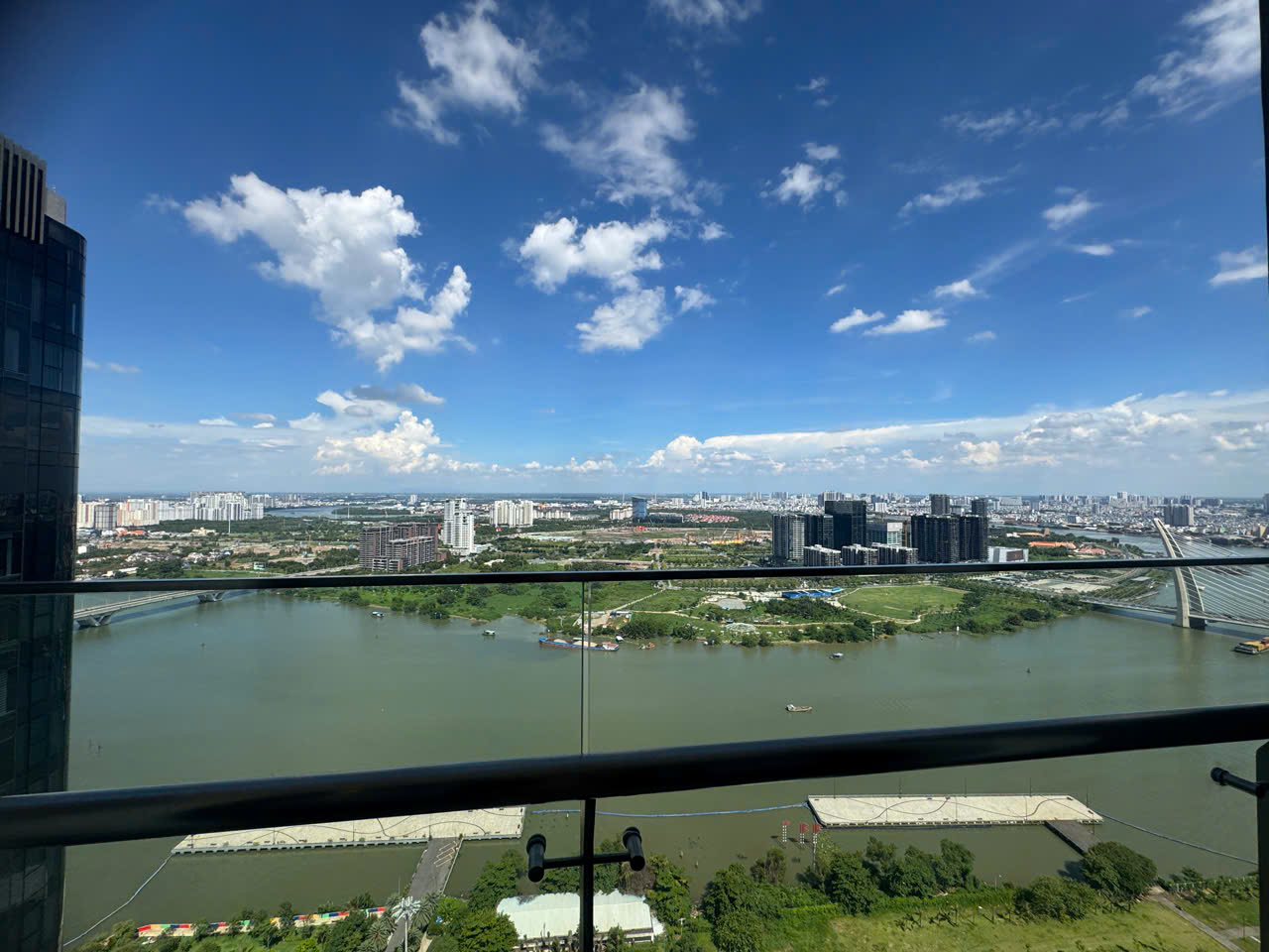 Vinhomes Golden River 3 Phòng Ngủ 118m2 View Sông Sài Gòn Gía 45 triệu Nét