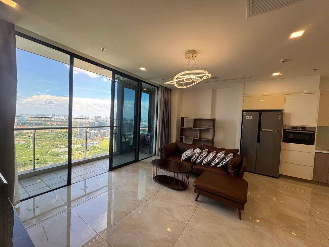 Ghế sofa màu nâu lớn và có 6 gối ôm rất êm ái