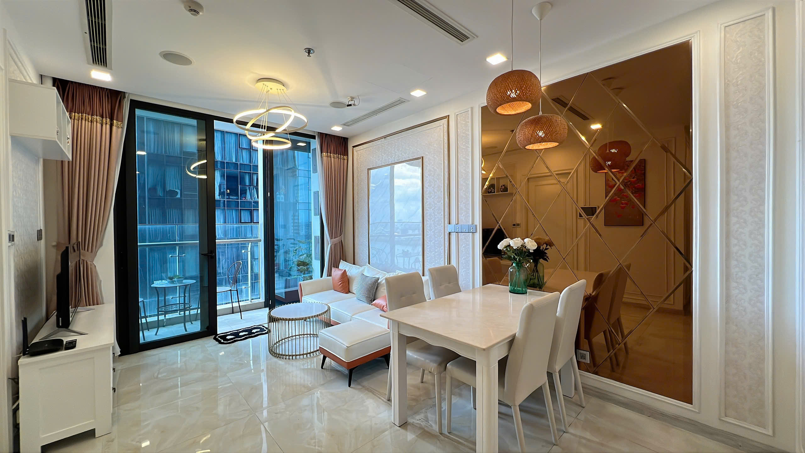 Cho thuê căn hộ 2PN Vinhomes Bason Quận 1