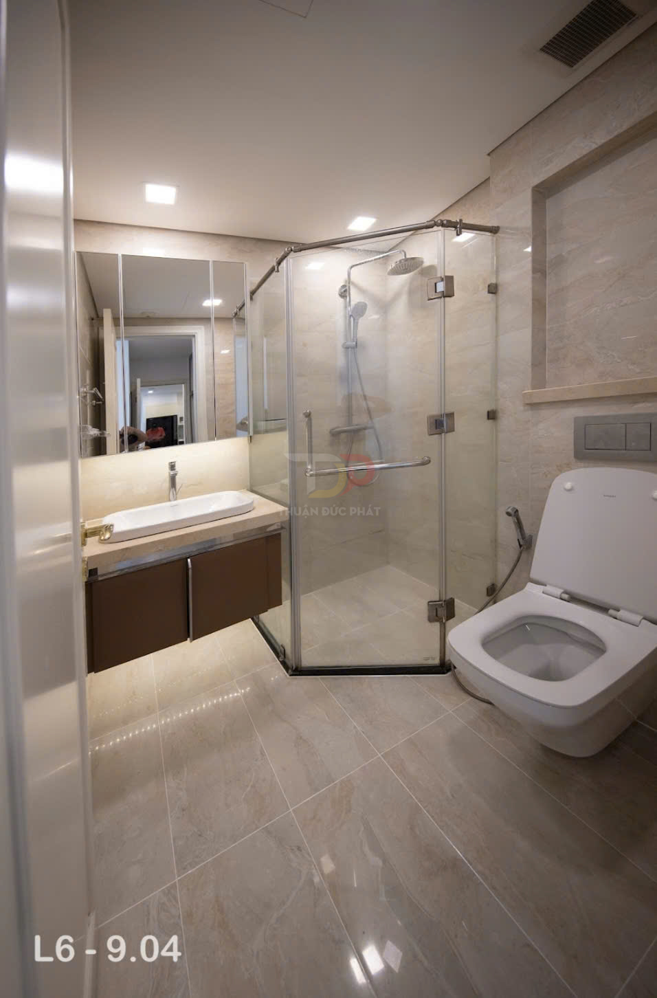Bán căn hộ Lux 6 Vinhomes Golden River 2 phòng ngủ full nội thất view xéo sông và Thảo Cầm Viên