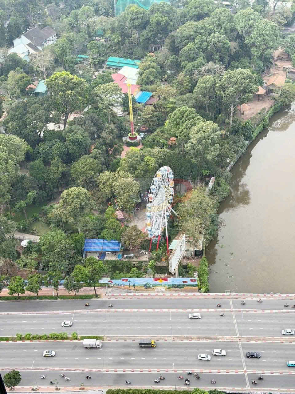 Công viên giải trí với vòng đu quay lớn cạnh hồ nước nhìn từ trên cao