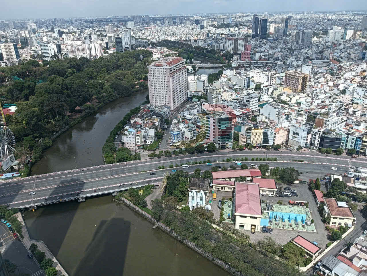 Bán căn hộ 1 phòng ngủ Vinhomes Golden River Aqua 3 full nội thất view thành phố và Thảo Cầm Viên giá 10.5 tỷ