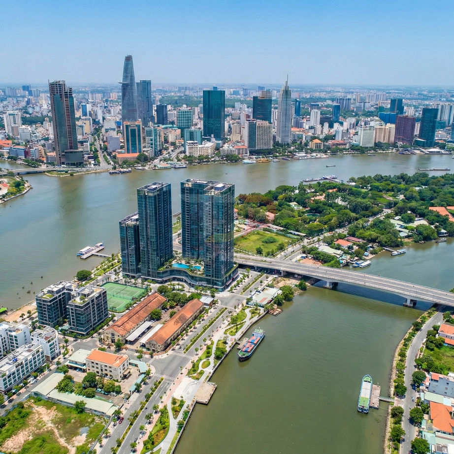 Khu căn hộ cao cấp ven sông với tòa nhà kính hiện đại nhìn về trung tâm thành phố đông đúc