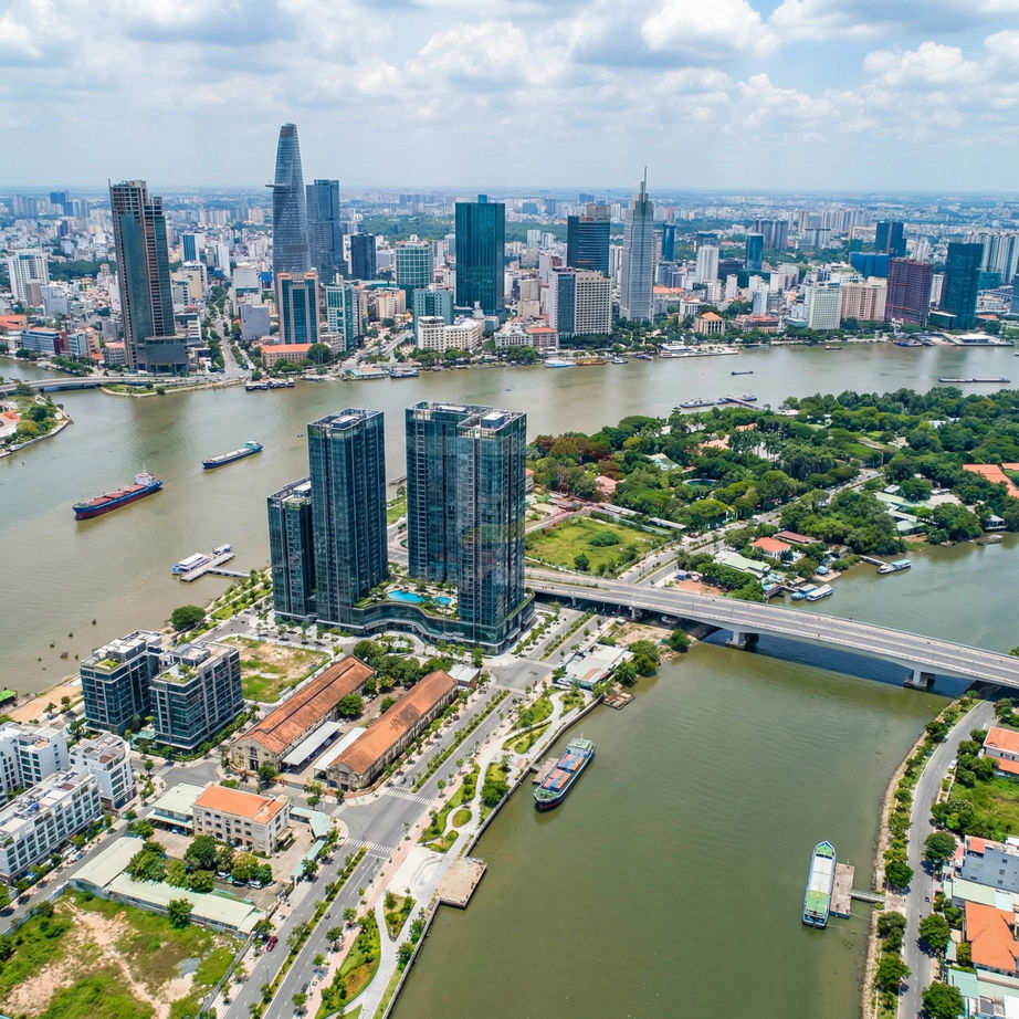 Tòa nhà chung cư cao tầng ven sông giữa trung tâm thành phố với nhiều tòa cao ốc xung quanh