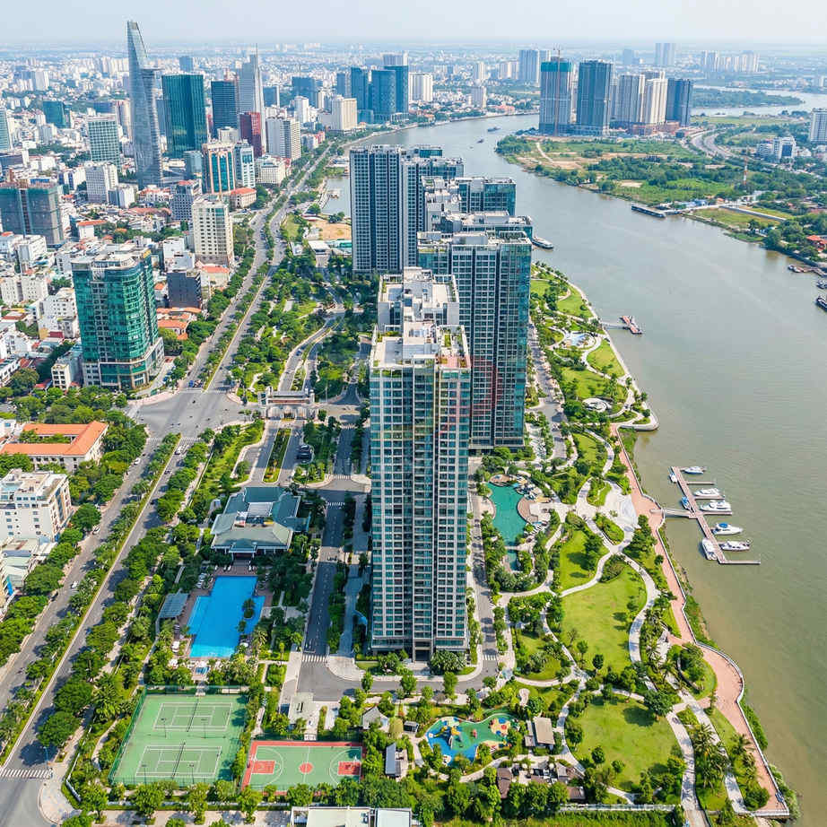 Khu căn hộ cao cấp ven sông với tòa nhà cao tầng, công viên xanh và bến du thuyền hiện đại