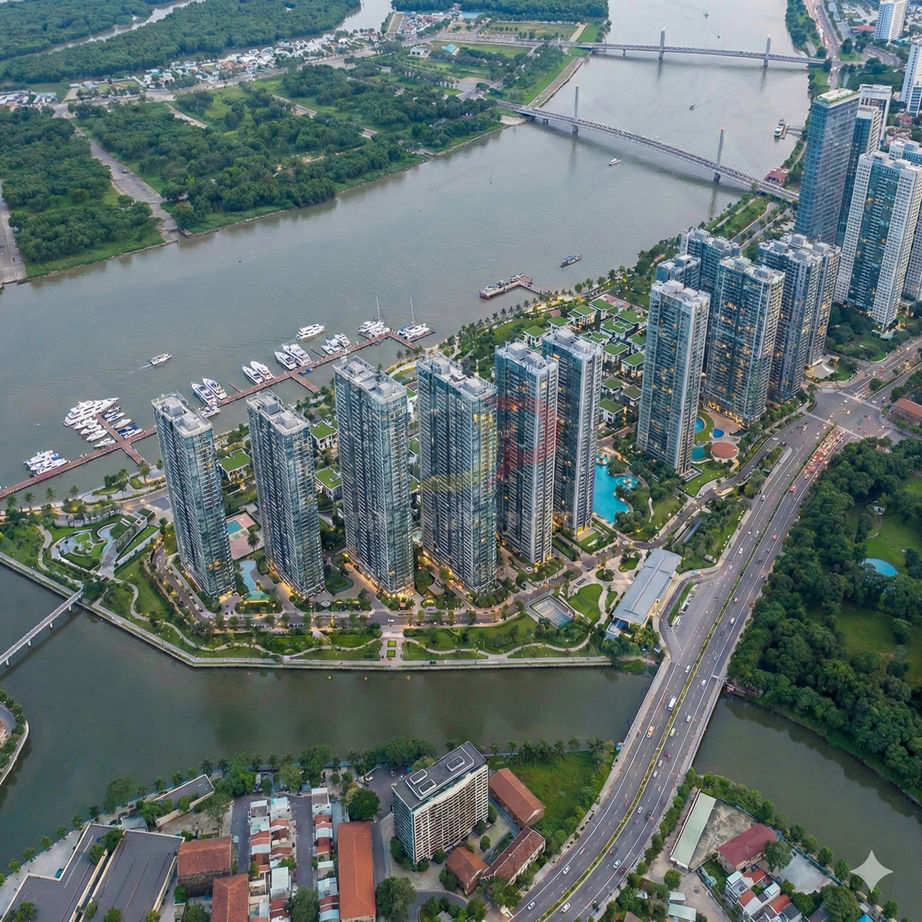 Khu căn hộ cao cấp ven sông với nhiều tòa nhà cao tầng, bến du thuyền và hồ bơi nhìn từ trên cao