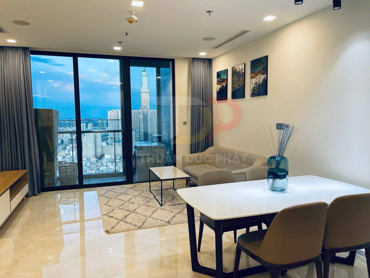 Bán căn hộ Vinhomes Golden River Aqua 1 full nội thất 2 phòng ngủ view Thành Phố và Landmark 81, diện tích 83 m2 giá 17.5 tỷ