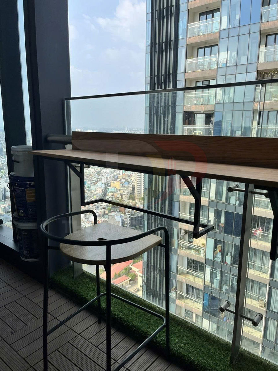 Ghế bar khung sắt mặt gỗ đặt tại ban công kính chung cư cao tầng nhìn ra thành phố