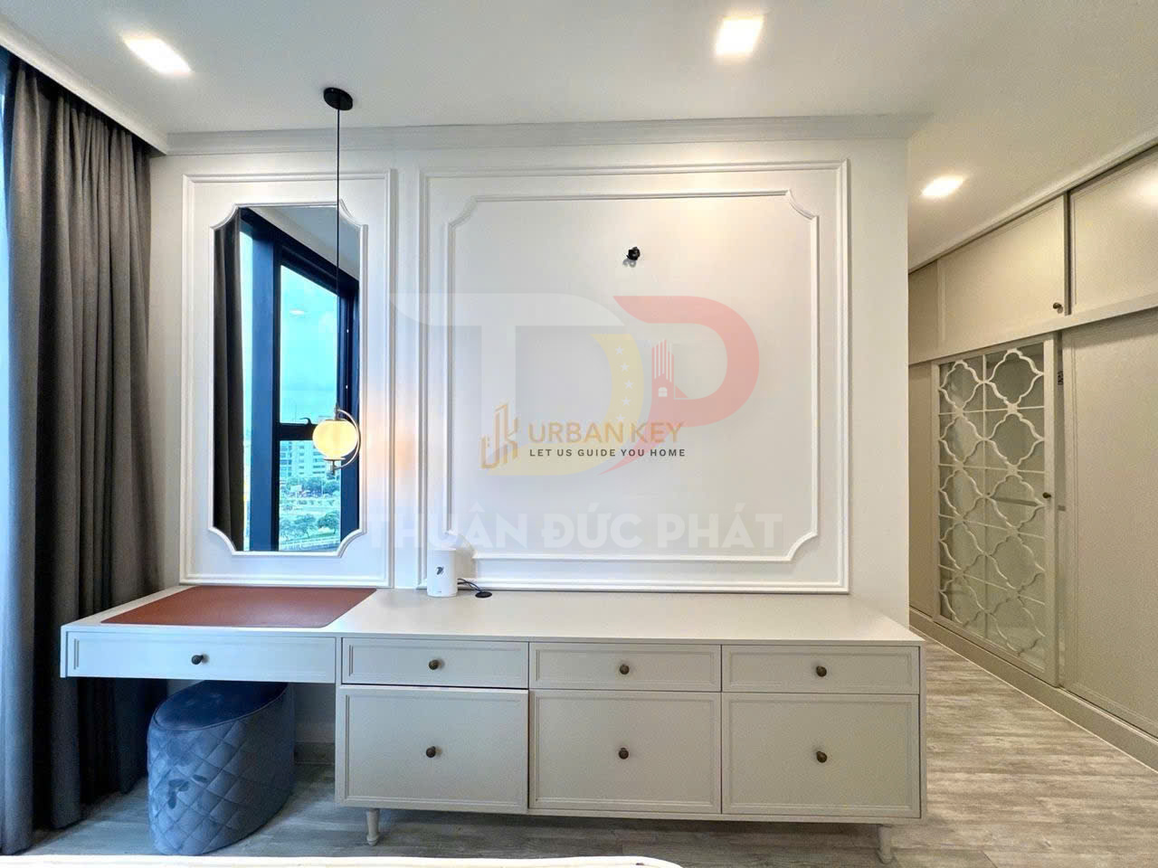 Cho Thuê Căn Hộ Vinhomes Golden River Lux 6 Hai Phòng Ngủ Full Nội Thất, View Thành Phố Và Nội Khu A1, Giá 33 Triệu Đồng