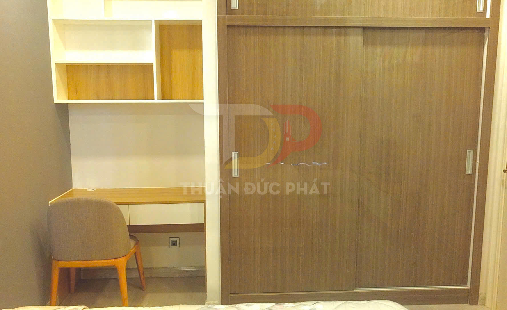 Bàn làm việc gỗ liền kệ treo và tủ quần áo cửa lùa gỗ công nghiệp trong phòng ngủ hiện đại