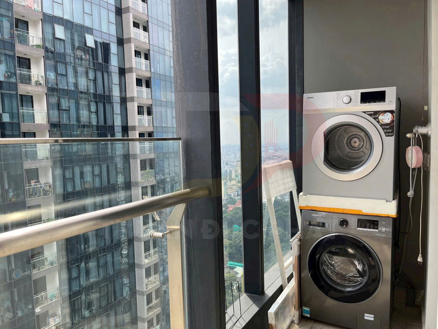 Máy giặt Samsung và máy sấy Gorenje xếp chồng trên ban công căn hộ chung cư cao tầng