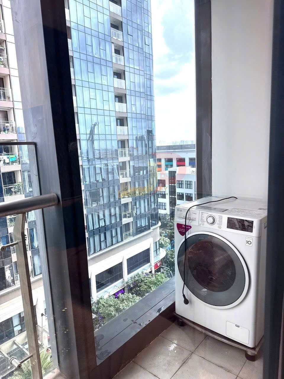 Cho Thuê Căn Hộ Vinhomes Golden River Lux 6 Hai Phòng Ngủ Full Nội Thất, View Thành Phố Và Nội Khu A1, Giá 33 Triệu Đồng