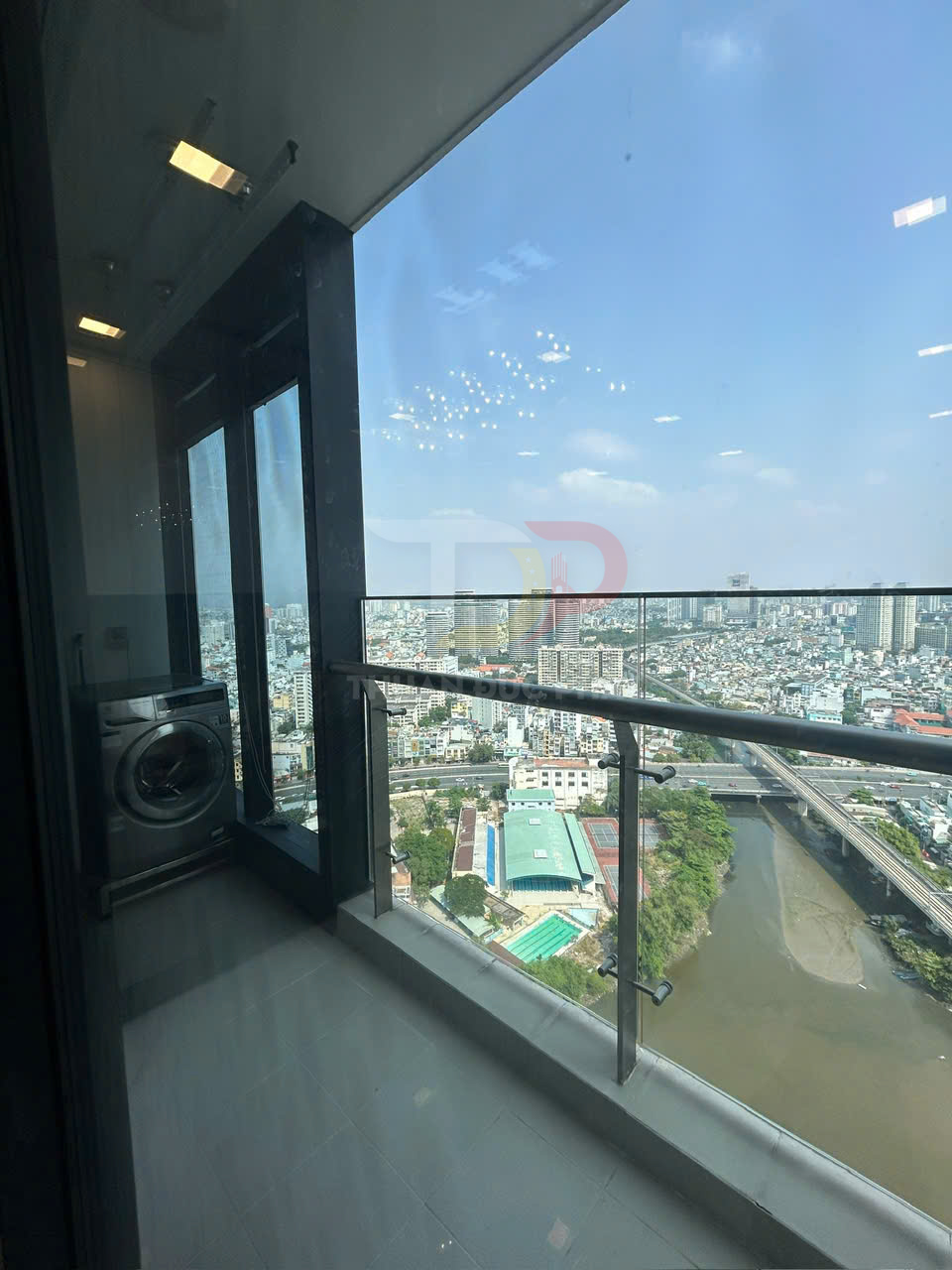 Cho thuê căn hộ Vinhomes Golden River Aqua 3 full nội thất 2 phòng ngủ 78.5 mét vuông view xéo sông nội khu và xéo thành phố giá 33 triệu bao thuế