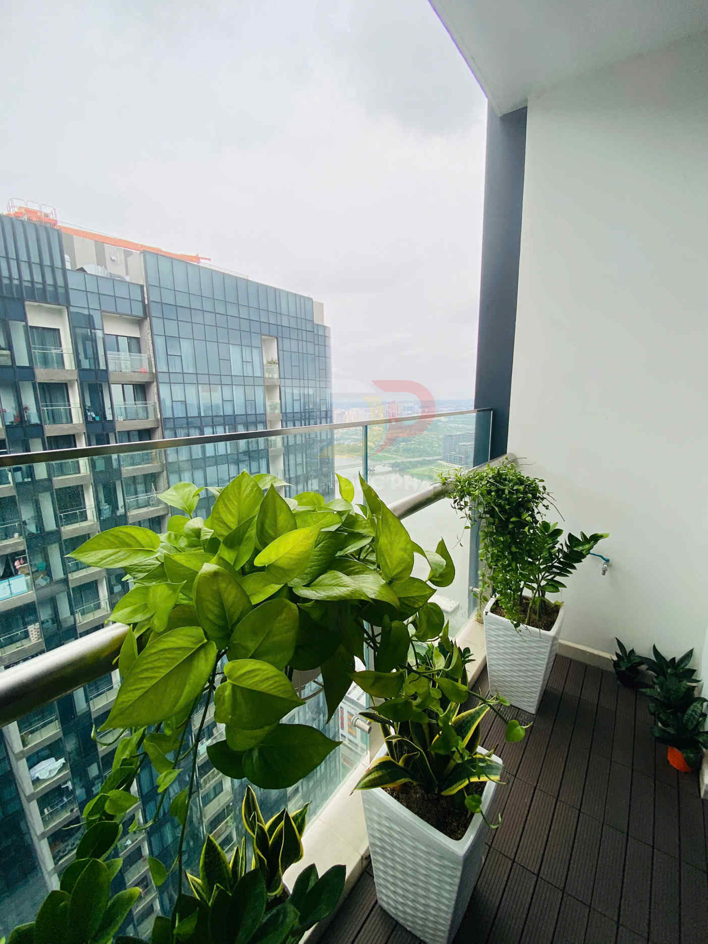 Cho thuê căn hộ Vinhomes Golden River Lux 6 full nội thất setup văn phòng 2 phòng ngủ giá tốt vào ở ngay