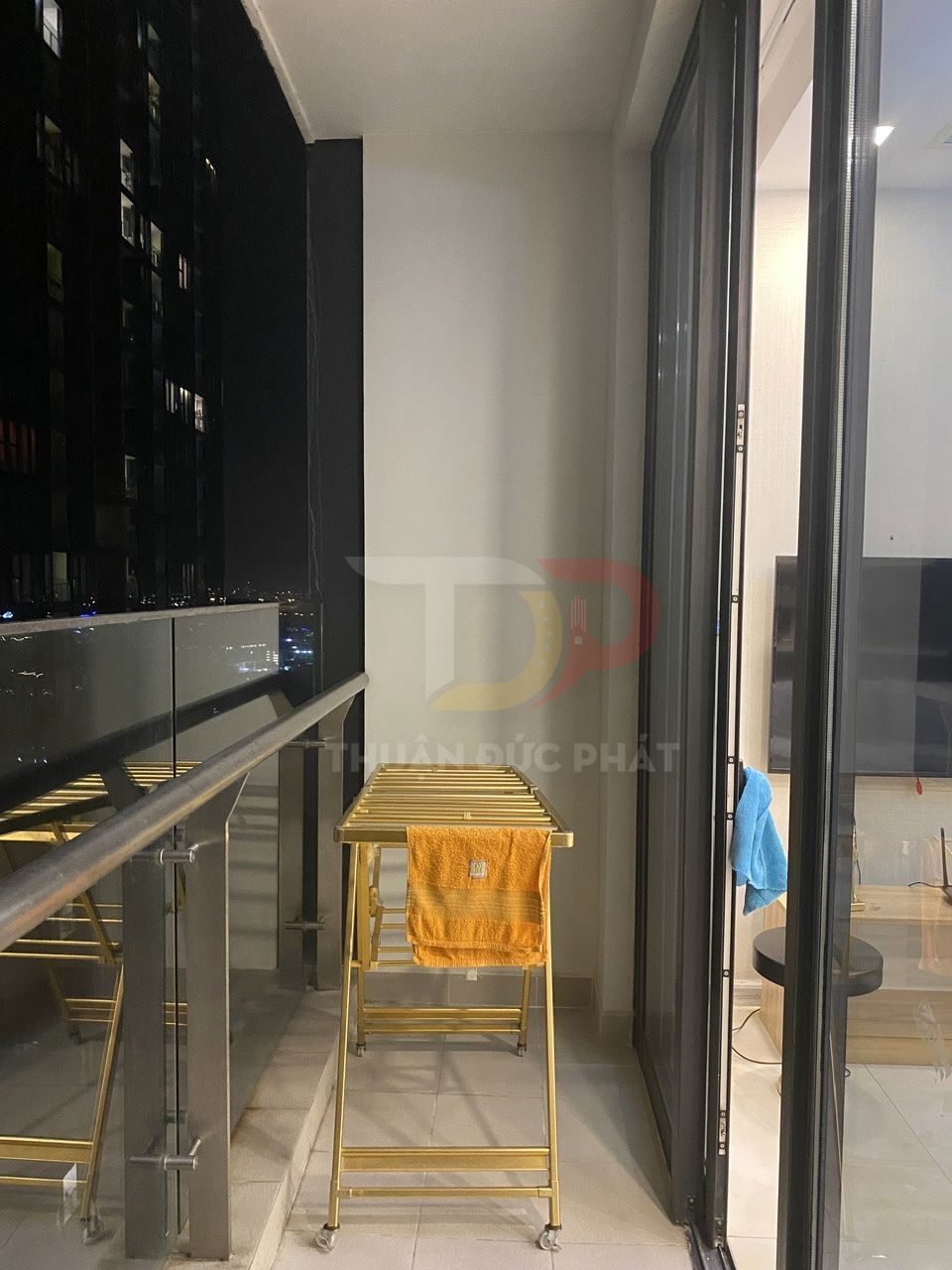 Cho thuê căn hộ Vinhomes Golden River Aqua 1 full nội thất 2 phòng ngủ view Landmark 81 giá 30 triệu NET