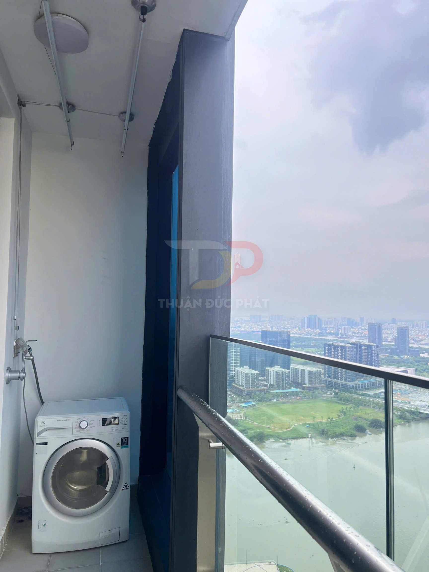 Bán căn hộ Vinhomes Golden River Lux 6 2 phòng ngủ 76,8 m2 full nội thất view nội khu xéo sông Thảo Cầm Viên