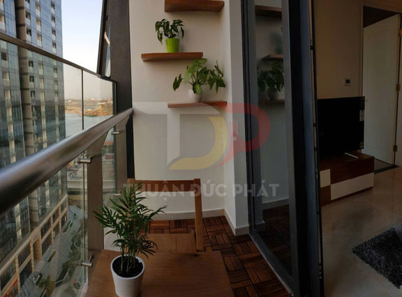 Cho thuê căn hộ Vinhomes Golden River Aqua 3 2 phòng ngủ 2 phòng tắm có ban công layout dọc giá 27 triệu net phù hợp chuyên gia Nhật Bản