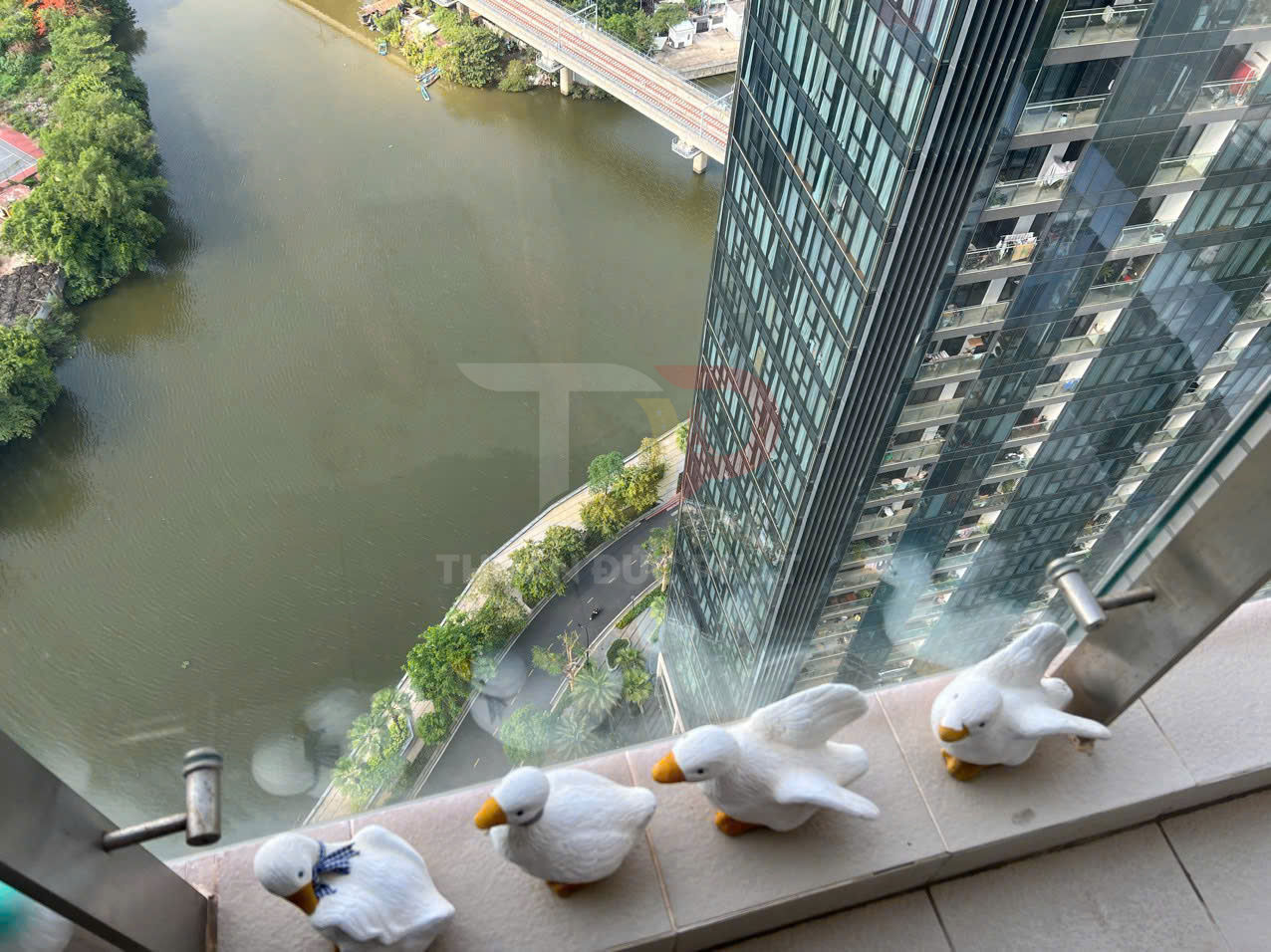 Cho Thuê Căn Hộ Vinhomes Golden River 2 Phòng Ngủ Đầy Đủ Nội Thất Tòa Aqua 3 Tầm Nhìn Landmark 81