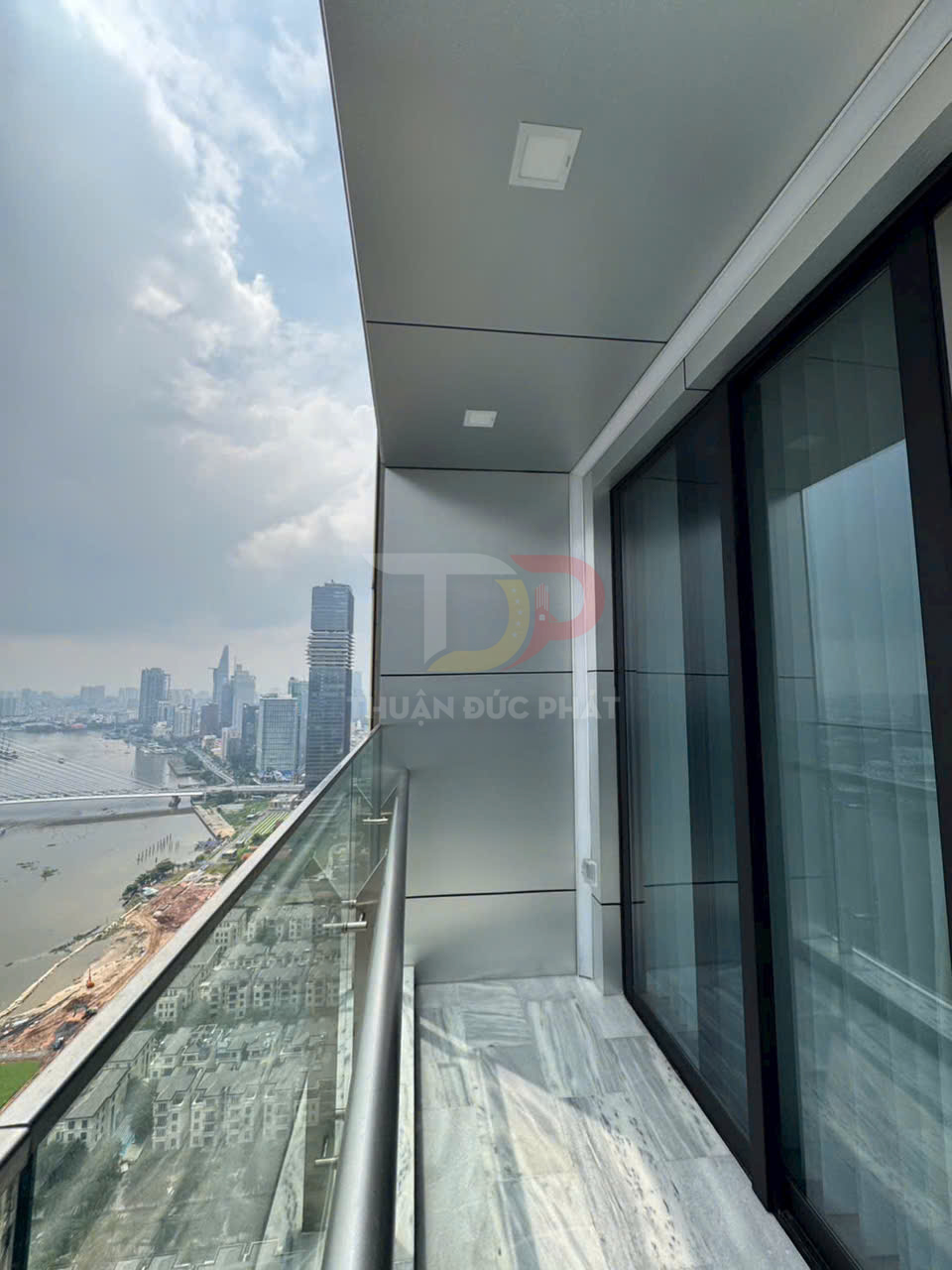 Cho thuê căn hộ Vinhomes Golden River Aqua 1 3 phòng ngủ full nội thất view sông Bitexco giá 110 triệu