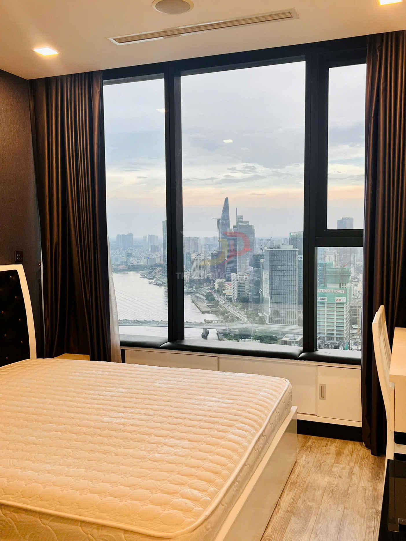 Cho thuê căn hộ Vinhomes Golden River Aqua 2 view sông Bitexco full nội thất 2 phòng ngủ giá 37 triệu