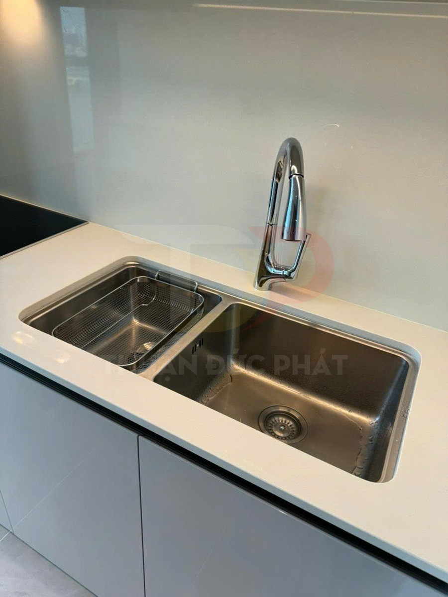 Chậu rửa bát inox đôi kèm rổ lọc và vòi nước inox hiện đại trên mặt đá trắng
