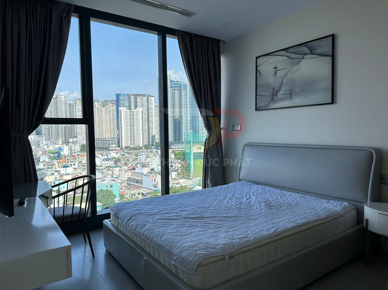 Phòng ngủ chung cư hiện đại với giường đôi cạnh cửa sổ kính lớn nhìn ra toàn cảnh thành phố