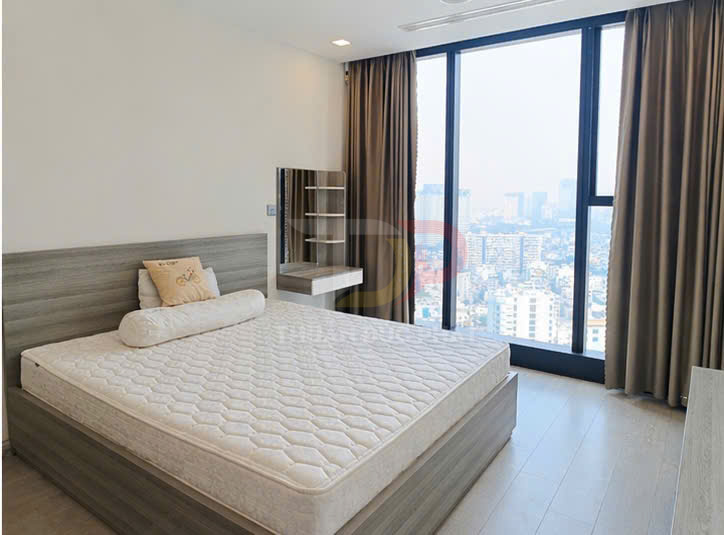 Phòng ngủ hiện đại với giường nệm lớn cạnh cửa sổ kính toàn cảnh thành phố