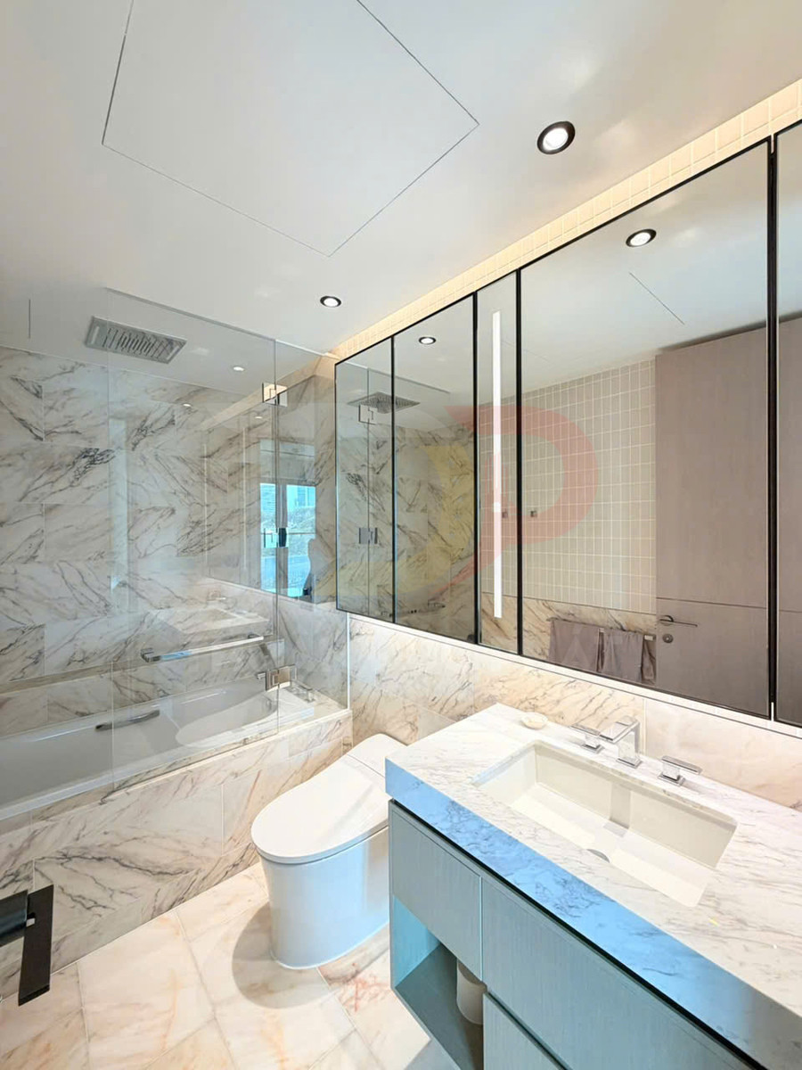 Phòng tắm hiện đại với bồn tắm kính, bồn cầu thông minh và lavabo đá marble cao cấp