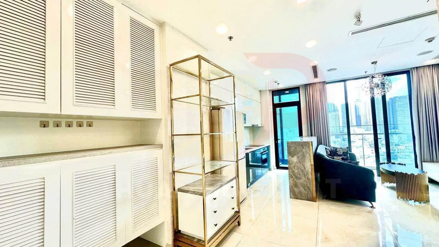 Nội thất phòng khách căn hộ hiện đại với tủ bếp trắng, kệ trưng bày kính và cửa sổ lớn view thành phố