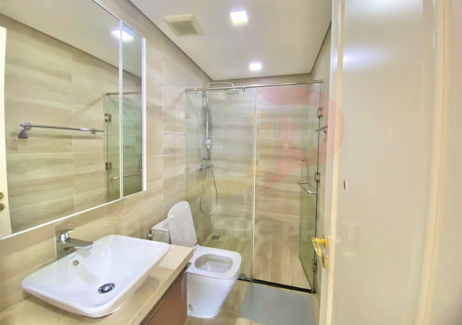 Phòng tắm hiện đại với bồn rửa, bồn cầu và buồng tắm kính có vòi sen đứng