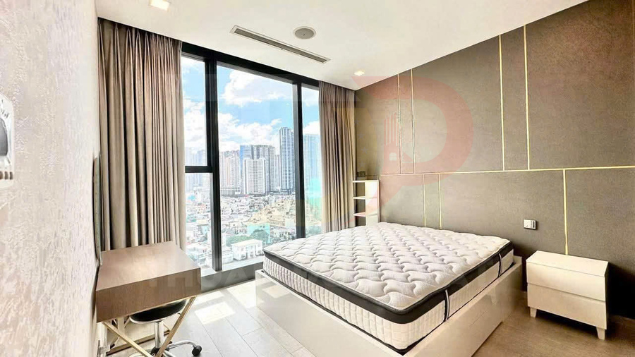 Phòng ngủ chung cư hiện đại với giường nệm lớn cạnh cửa sổ kính toàn cảnh thành phố