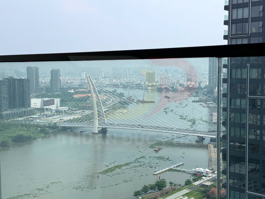 Cầu dây văng bắc qua sông giữa khu đô thị hiện đại nhìn từ ban công tòa nhà cao tầng