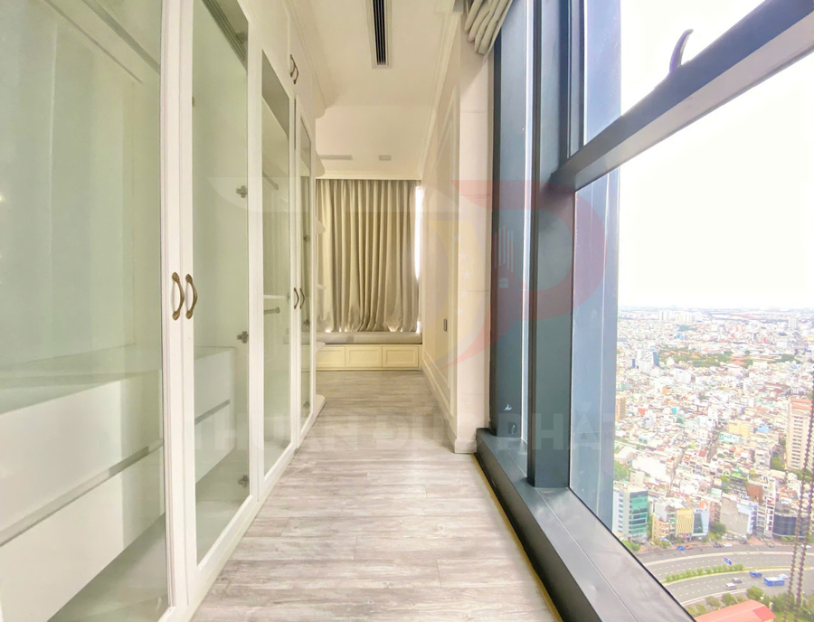 Hành lang căn hộ cao cấp với tủ quần áo kính và cửa sổ lớn nhìn ra toàn cảnh thành phố