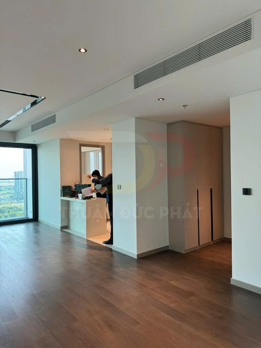 Căn hộ cao cấp lát sàn gỗ, trần âm đèn led và cửa kính lớn nhìn ra ngoài trời