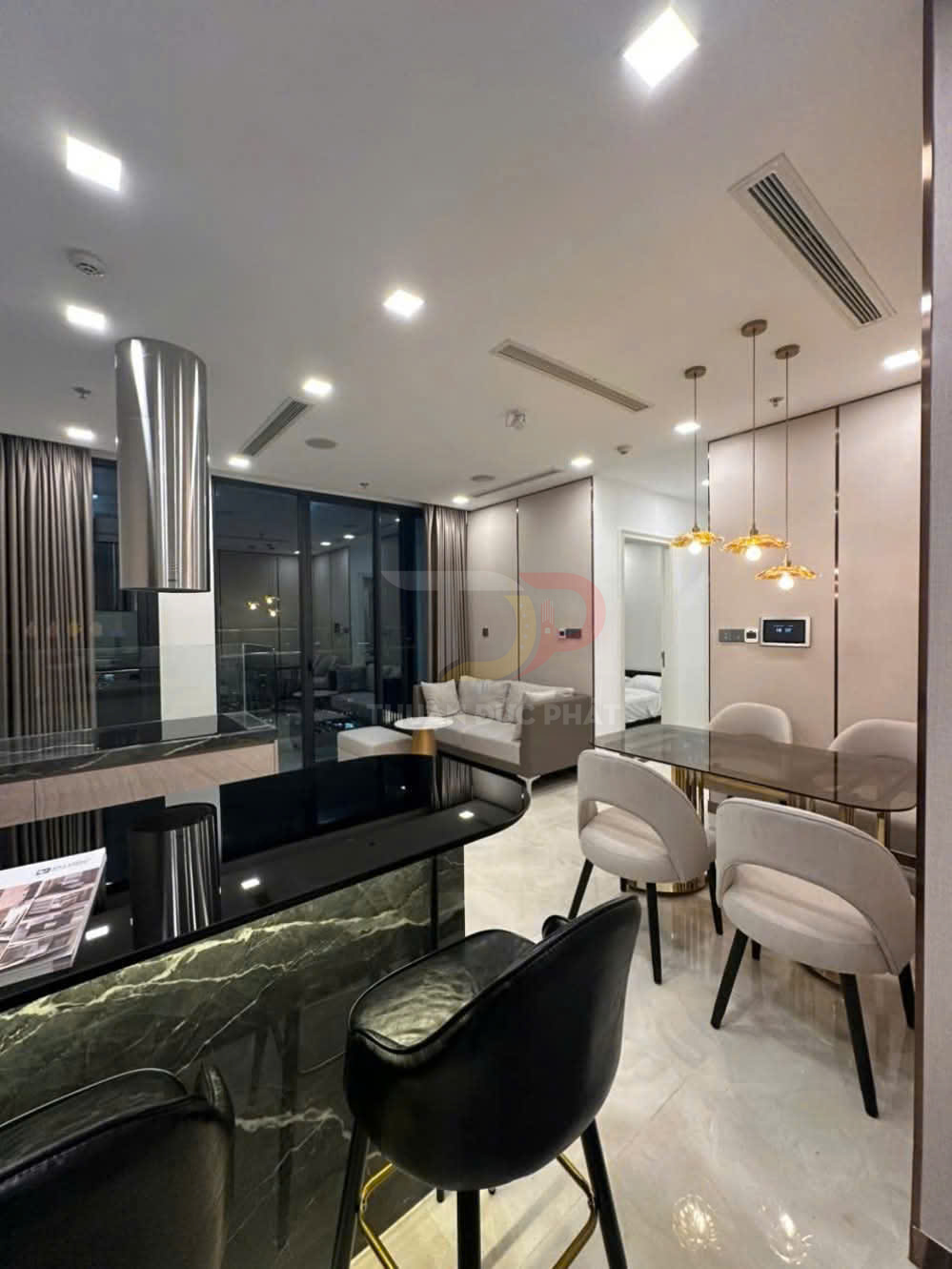 Nội thất căn hộ cao cấp với quầy bar đá, ghế da, bàn ăn kính và phòng khách hiện đại liền kề