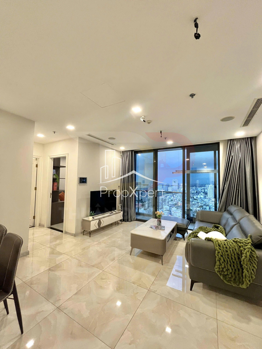 Phòng khách căn hộ hiện đại với sofa da, bàn trà và cửa kính lớn nhìn ra thành phố