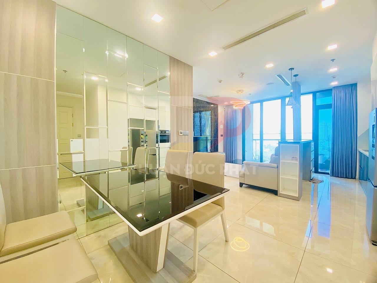 Cho thuê căn hộ Vinhomes Golden River Aqua 3 vòng cung 2 phòng ngủ full nội thất view Landmark 81 giá 31 triệu