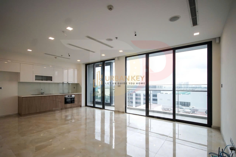 Căn hộ trống hiện đại với bếp âm tường và cửa kính lớn nhìn ra thành phố