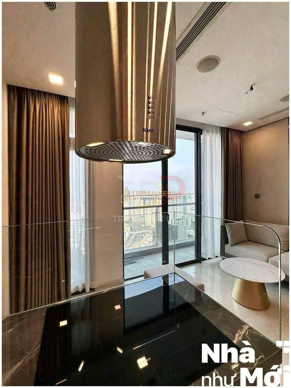 Máy hút mùi đảo KAFF inox treo trần trong căn bếp hiện đại cạnh phòng khách view thành phố