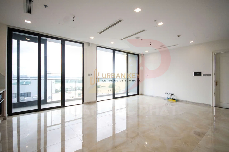 Căn hộ trống hiện đại với sàn gạch bóng và cửa kính lớn nhìn ra ban công sáng rộng