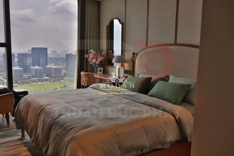 Phòng ngủ chung cư cao cấp với giường đôi bọc nệm, ga màu trung tính và cửa sổ lớn view thành phố