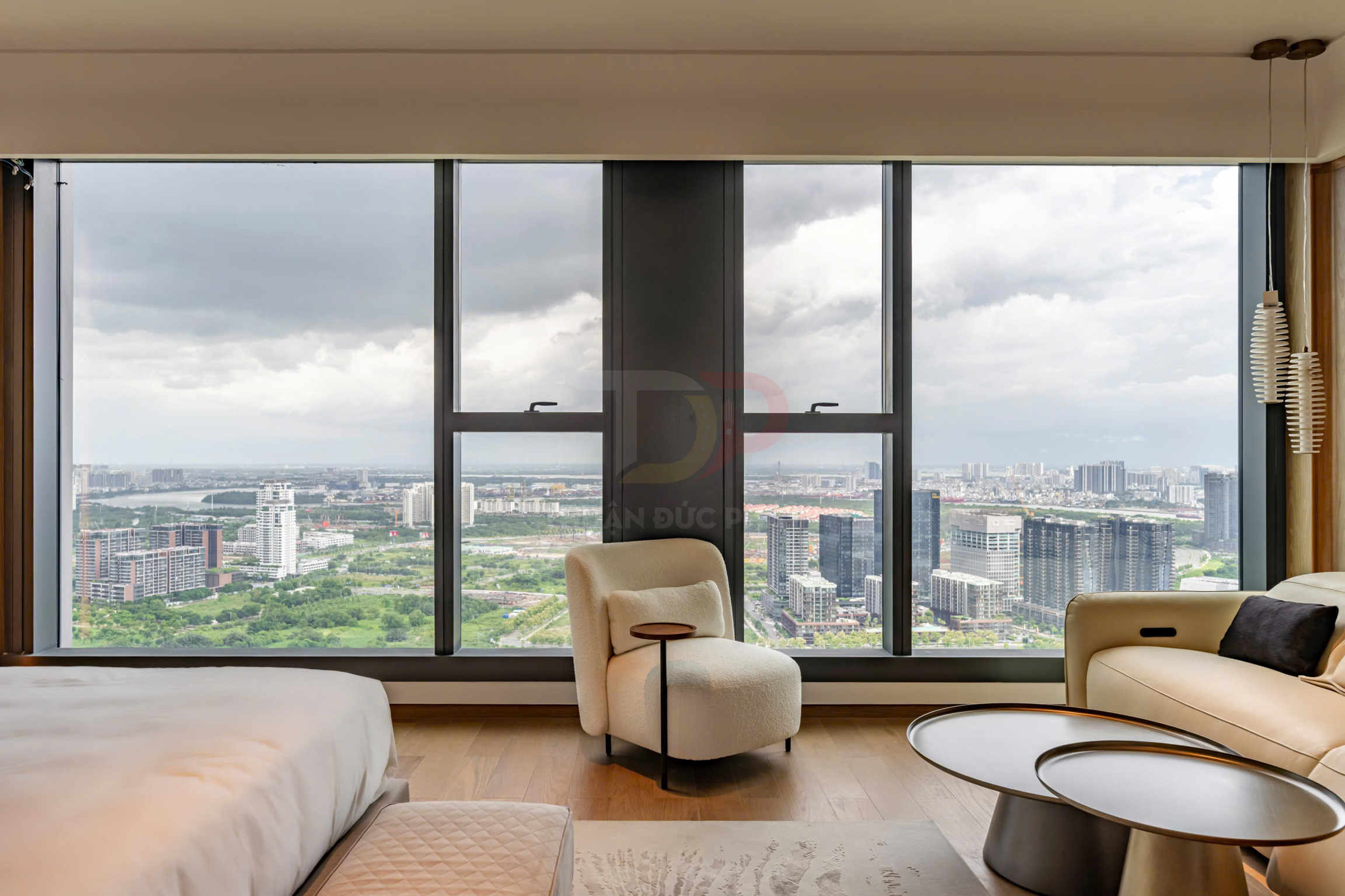 Ghế bành phòng ngủ cạnh cửa sổ kính lớn view toàn cảnh thành phố hiện đại